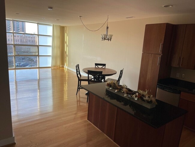 Building Photo - Luxury Condo on the Waterfront, with dedic...