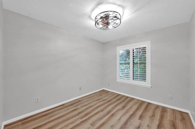 Building Photo - 3843 Knollcrest Dr