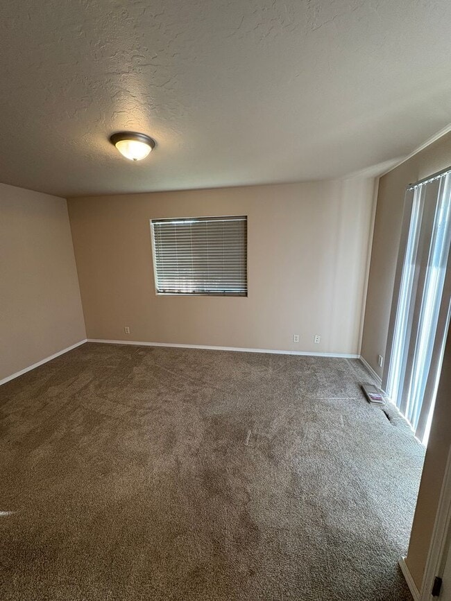 Building Photo - Updated Unit Close to Little League Fields