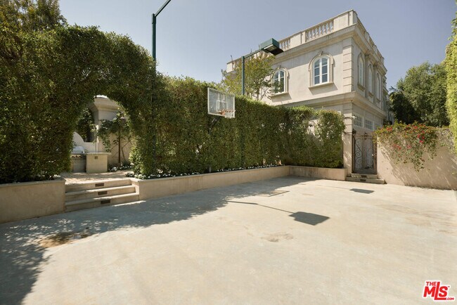 Building Photo - 628 N Rodeo Dr