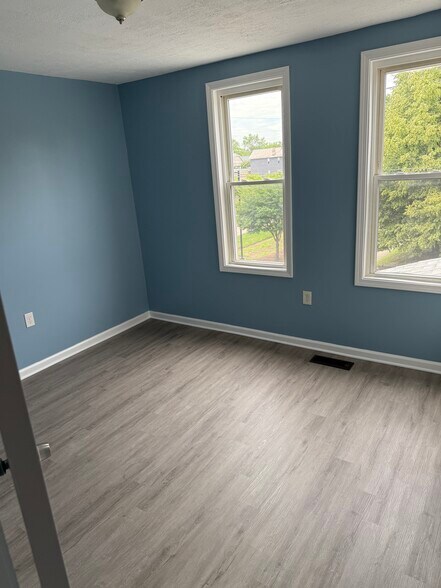 Building Photo - 814 Kelton Ave