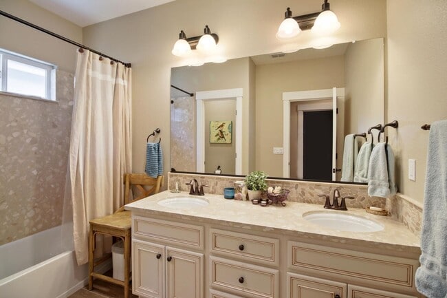 Building Photo - 4 Bed / 3.5 Bath | Crocker Village Brownst...