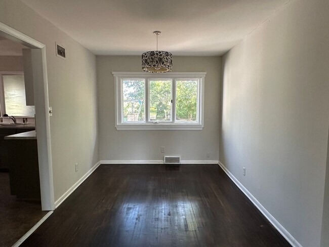 Building Photo - Updated 3 Bedroom Home with Large Kitchen ...