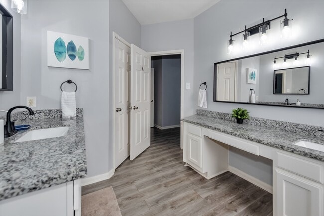 Building Photo - 10815 Oak Bayou Ln