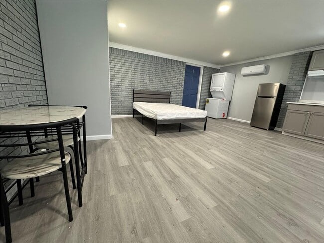 Building Photo - 5971 Robin Hood Ln