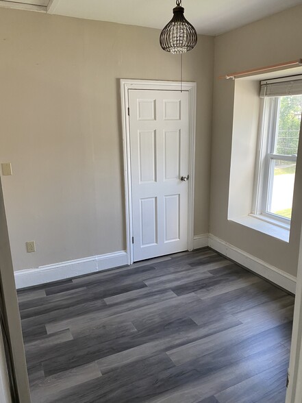Small bedroom with closet - 65 Fern St