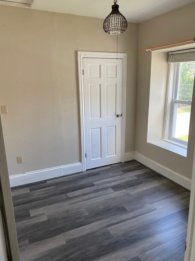 Small bedroom with closet - 65 Fern St