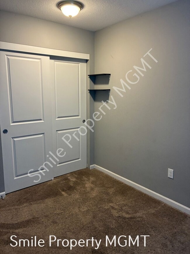 Building Photo - A beautiful 3 bedrooms and 2.5 bathrooms townhouse located in in Milwaukie city.
