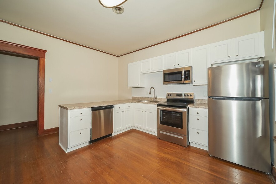 Building Photo - Huge One Bedroom on Near North Side