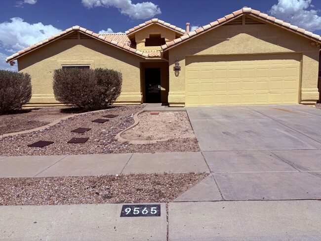 Building Photo - 3 bed/2 bath w/ large backyard in Rita Ran...