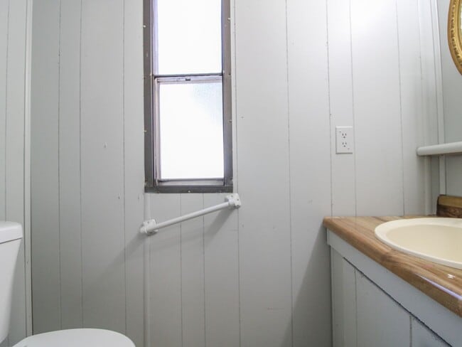 Building Photo - Updated Country Home Just Minutes from Fay...