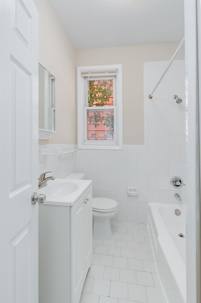 Building Photo - 124 W 54th St