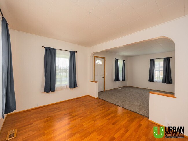 Building Photo - Charming 4-Bedroom Home with Fenced Yard, Garage & Washer/Dryer – North Spokane