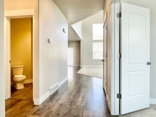 Building Photo - Stunning Two-Story at Quailhill!