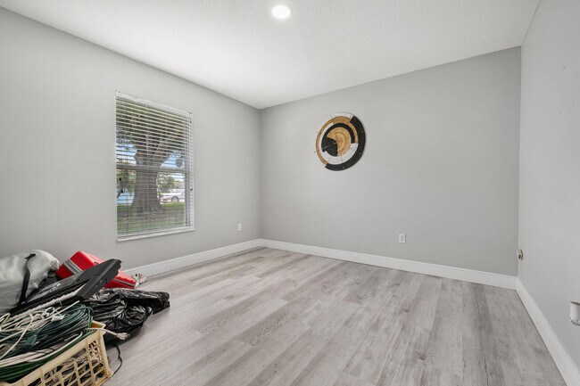 Building Photo - 249 SW Aubudon Ave