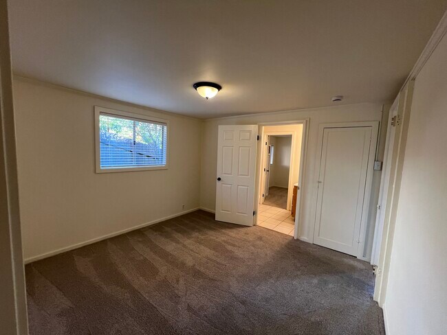 Building Photo - 465 El Sueno Rd