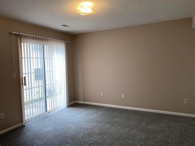 Building Photo - 28 N Cedar Lake Dr W