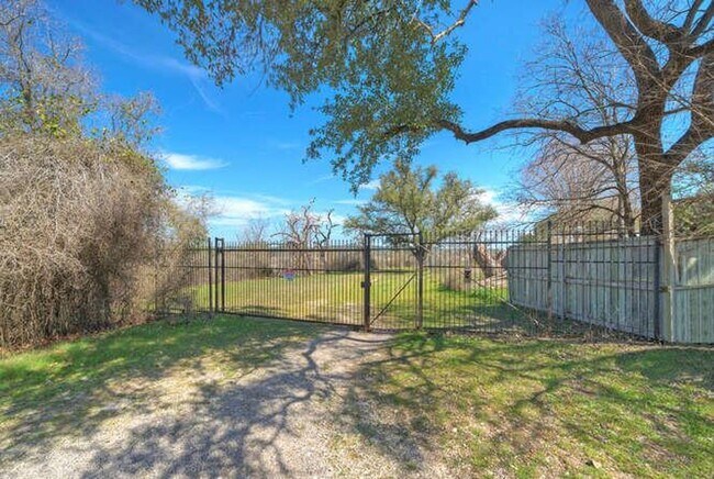 Building Photo - Charming Hill Country Home • Spacious Layout • Lake Travis Lifestyle