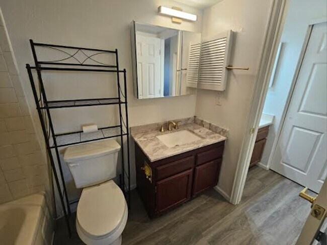 Building Photo - Ground-Level 1-Bedroom Condo in Southeast ...