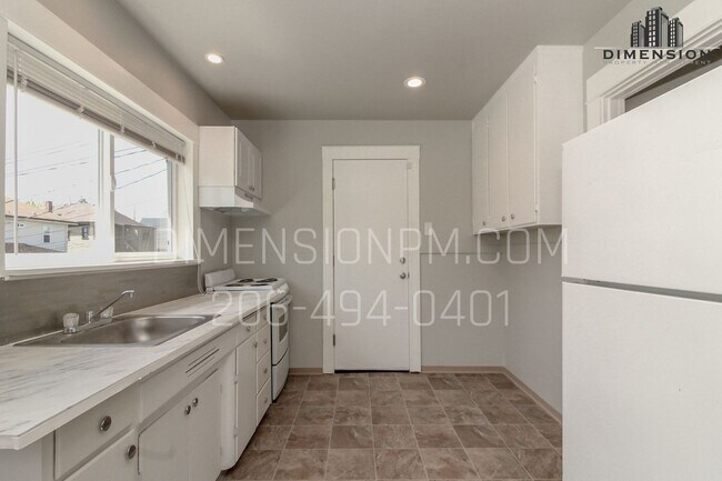 Building Photo - 2 bedroom, Spacious, Apartment in Downtown...