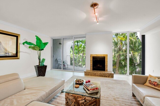 Building Photo - 1222 Hillsboro Mile