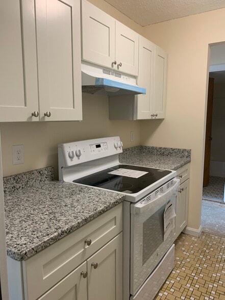 galley kitchen - 320 Salem St