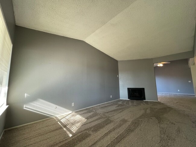 Building Photo - Move-In Ready 2-Bedroom Duplex with Modern...