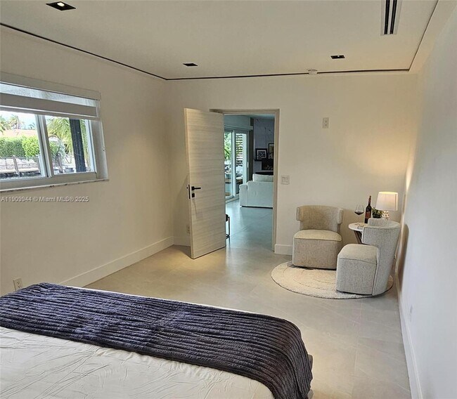 Building Photo - 2537 SE 10th Ct