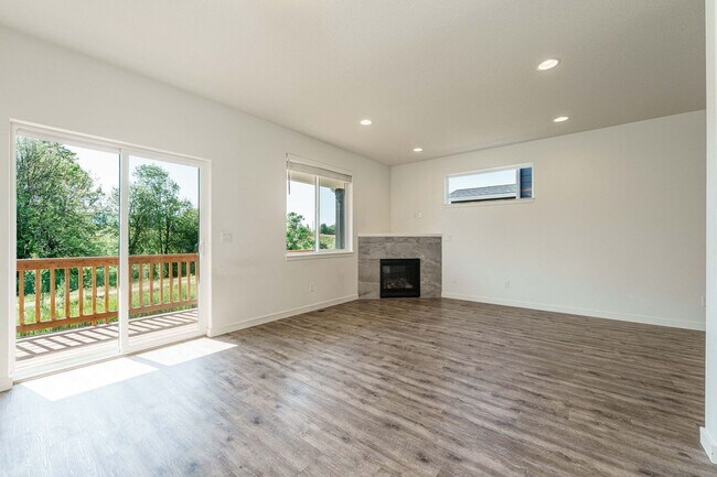 Building Photo - Light, Bright & Move-In Ready – 3BR Gem in Prime Ridgefield Location!  (Pet Friendly)