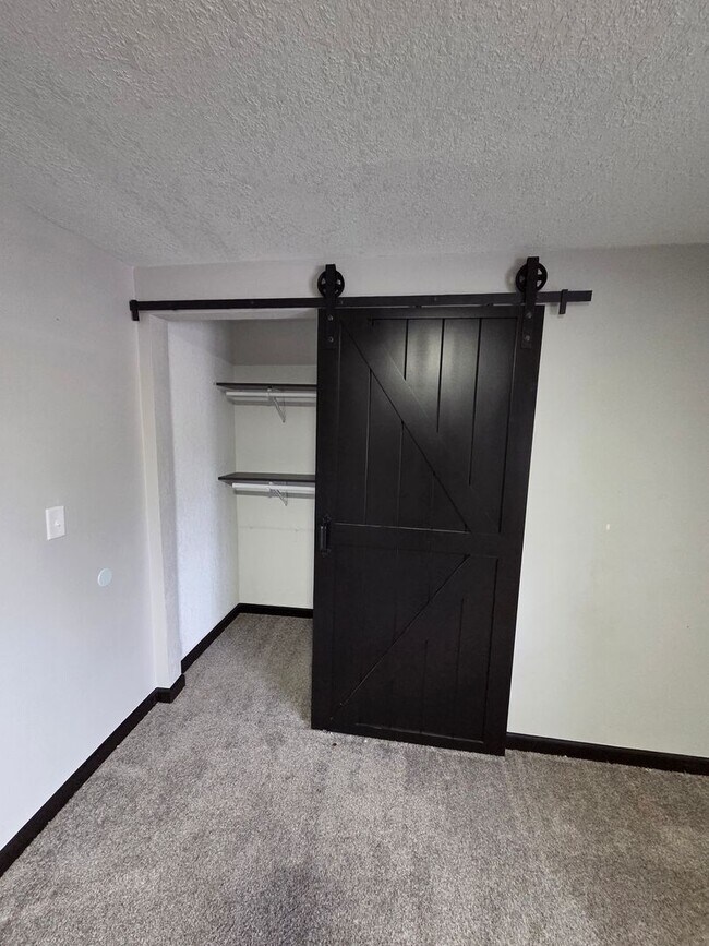 Building Photo - 215 Knoll Dr