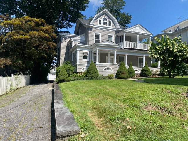 Lovely 2nd floor apartment with porch - 381 Bedford Rd