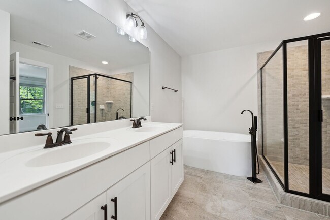 Building Photo - Gorgeous 4 Bedroom Home in the Heart Of Durham! **APPLICATIONS PENDING**