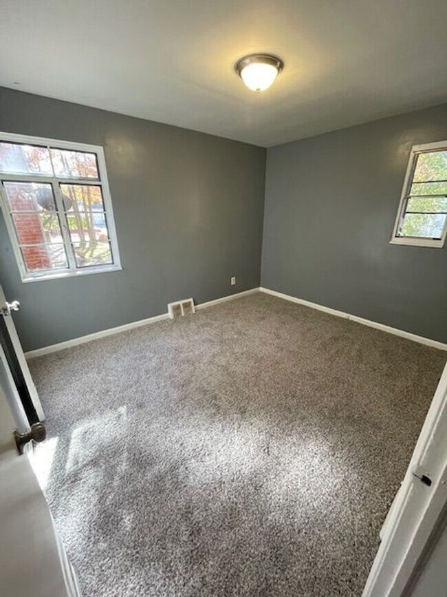 Building Photo - Renovated two bedroom unit!