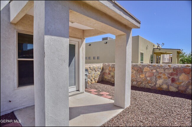 Building Photo - 14664 Sunny Land Ave