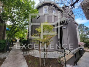 Building Photo - Beautifully Updated 2/2 with 2 Car Garage,...