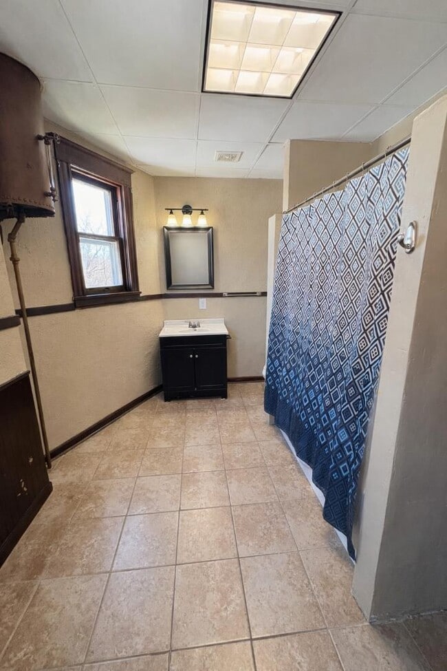 Building Photo - 327 Ash St