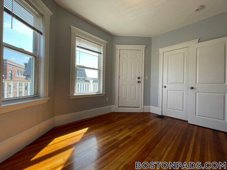 Building Photo - 247 Boston St