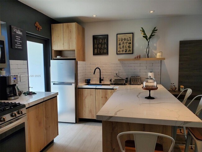 Building Photo - 740 SW 9th St