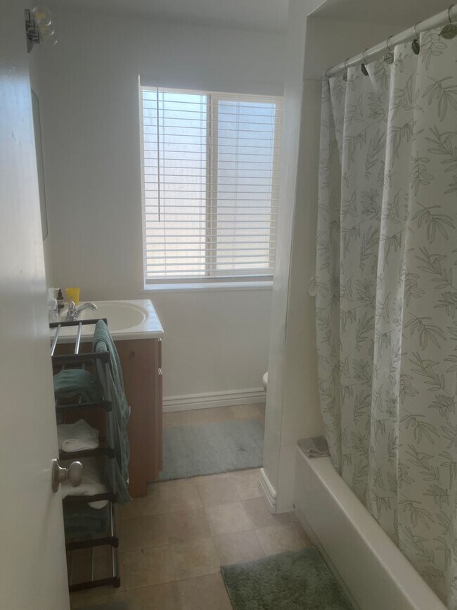 Building Photo - 2 bed/1 bath - Available for immediate one...
