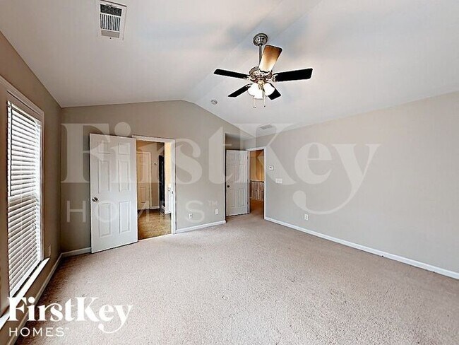 Building Photo - 2460 Vistoria Dr