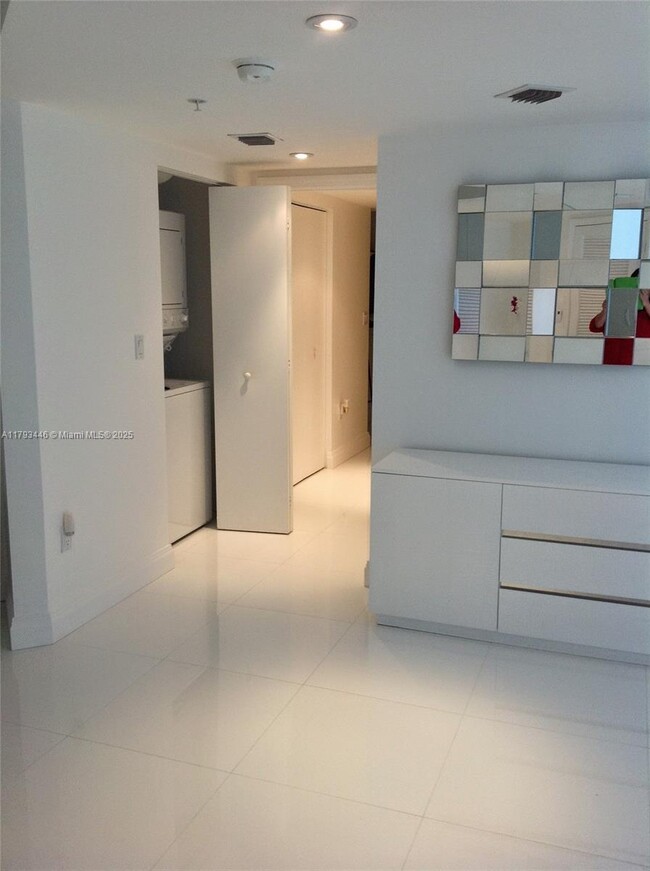 Building Photo - 16699 Collins Ave