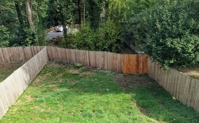 Building Photo - Eastmont Duplex with large fenced yard and...