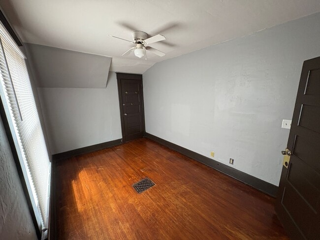 Building Photo - Large Kitchen, Hardwood Floors, Laundry included