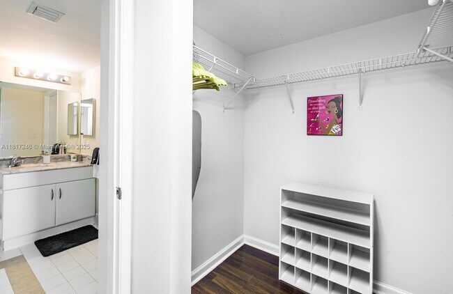 Building Photo - 1200 Brickell Bay Dr