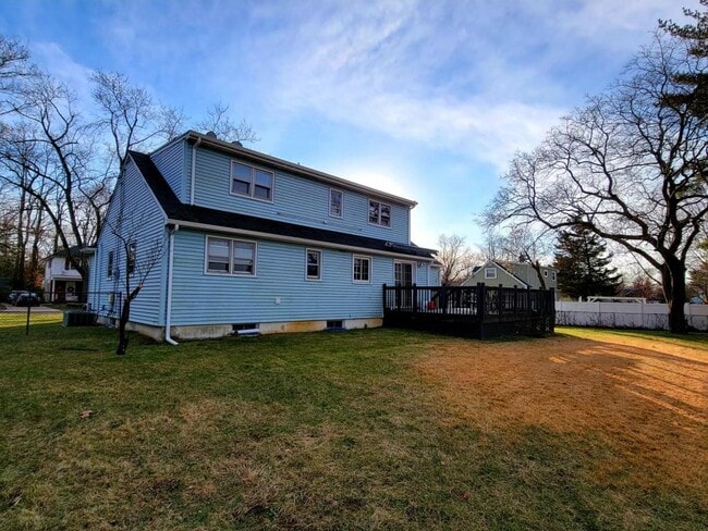 Building Photo - 67 Plum St