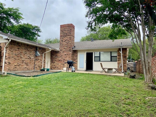Building Photo - 2706 Lindbergh Dr