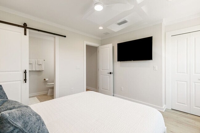 Building Photo - 100 S Spooky Ln