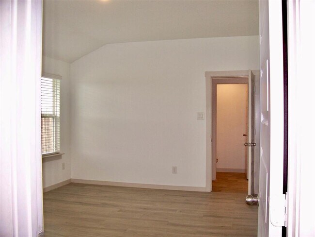 Building Photo - 819 Teal Moon Dr