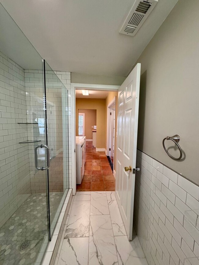 Building Photo - Short Term available! Adorable renovated cottage! Walk or bike to campus, anywhere downtown.