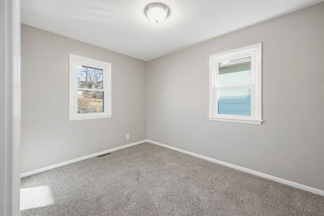 Building Photo - Move-In Ready 2 Bedroom Home with Basement Garage